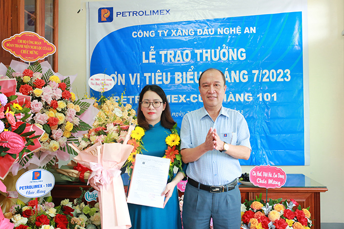 Tôn vinh Petrolimex-Cửa hàng 101 đạt đơn vị tiêu biểu tháng 7/2023