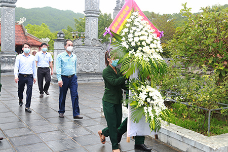 Dâng hoa, dâng hương tri ân các Anh hùng Liệt sĩ tại Truông Bồn