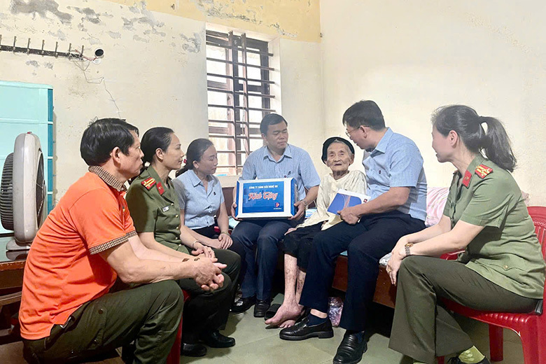 Công ty Xăng dầu Nghệ An Thăm, tặng quà Mẹ Việt Nam Anh hùng nhân kỷ niệm 50 Năm Giải phóng Miền Nam Thống nhất Đất Nước