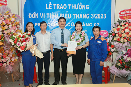 Tôn vinh Petrolimex-Cửa hàng 07 đạt đơn vị tiêu biểu tháng 3/2023
