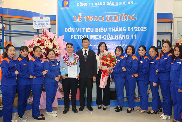 Tôn vinh Petrolimex-Cửa hàng 11 đạt đơn vị tiêu biểu tháng 1/2025