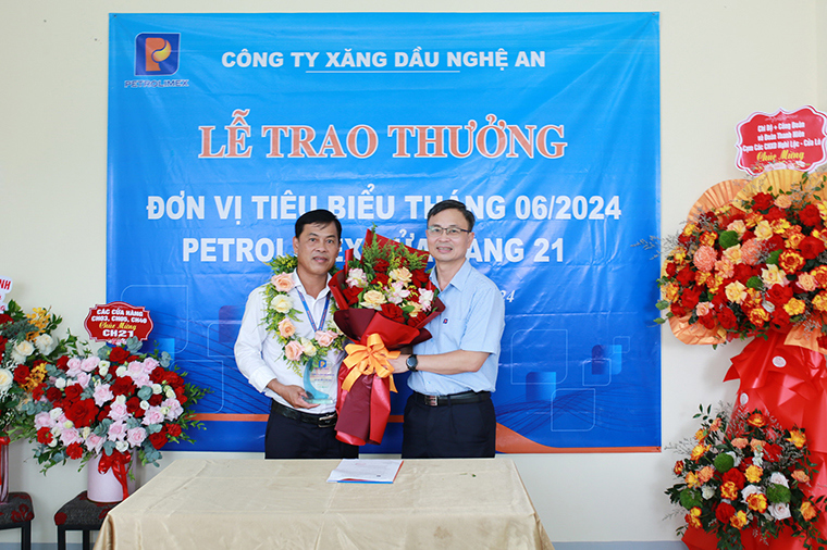 Tôn vinh Petrolimex-Cửa hàng 21 đạt đơn vị tiêu biểu tháng 6/2024