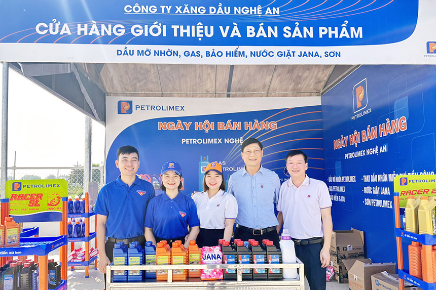 Ngày hội bán hàng tại Petrolimex-Cửa hàng 55