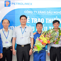 CHXD Lạc Sơn nhận đơn vị tiêu biểu tháng 6/2016