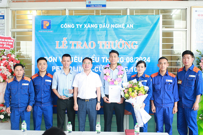 Tôn vinh Petrolimex-Cửa hàng 100  đạt đơn vị tiêu biểu tháng 8/2024