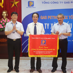 Công ty Xăng dầu Nghệ An được Tổng công ty Gas Petrolimex tôn vinh đơn vị đạt sản lượng hơn 1.300 tấn năm 2015