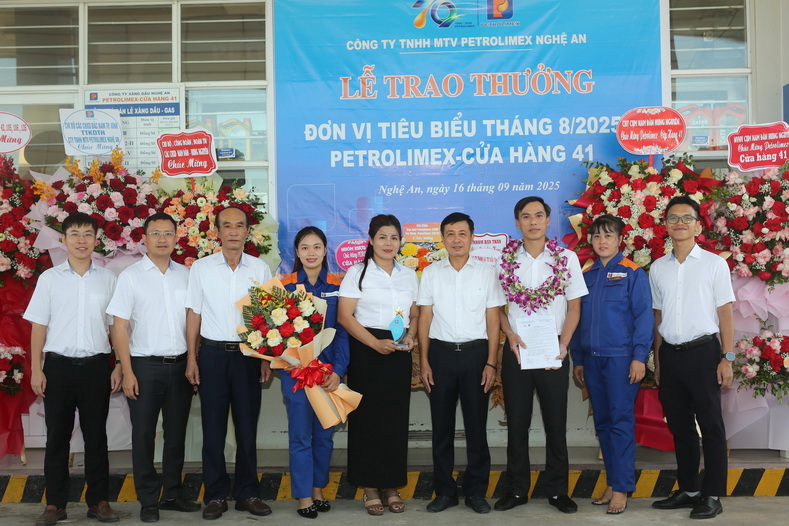 PETROLIMEX - CỬA HÀNG 41 Vinh dự đón danh hiệu đơn vị tiêu biểu tháng 8/2025