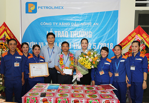 Tôn vinh CHXD Đông Vĩnh đơn vị tiêu biểu tháng 5/2018