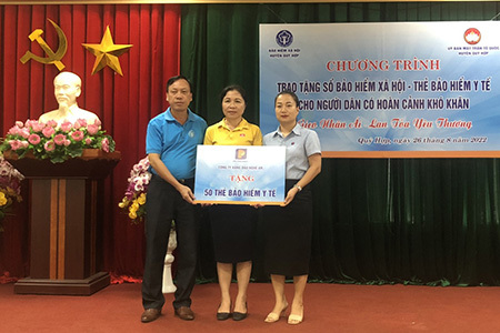 Trao tặng 50 thẻ bảo hiểm y tế cho hộ gia đình khó khăn ở Quỳ Hợp