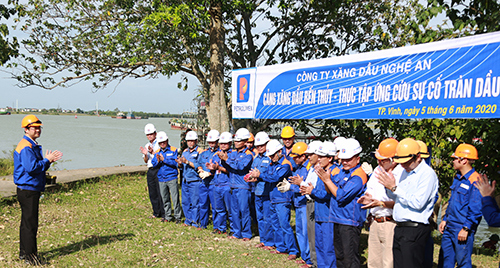 Diễn tập ứng cứu sự cố tràn dầu tại cầu cảng kho Xăng dầu Bến Thủy