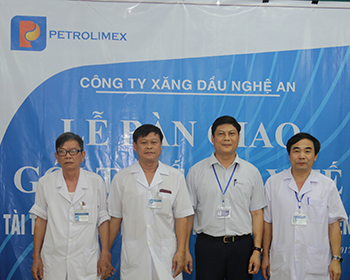 Bàn giao gói thiết bị y tế đến Trung tâm Y tế Hưng Nguyên