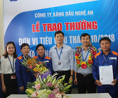 Trao thưởng CHXD Yên Sơn – Đơn vị tiêu biểu tháng 10/2018