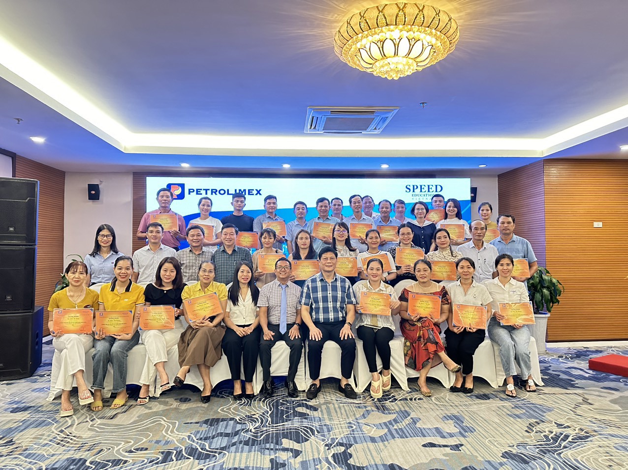 Tin ảnh: Đào tạo về Văn minh thương mại và Kỹ năng giao tiếp trong bán hàng cho nhân viên của các Thương nhân nhận quyền Khóa 16