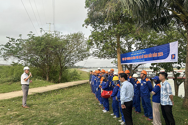 Thực tập chủ động ứng phó sự cố tràn dầu tại Cầu cảng kho Xăng dầu Bến Thủy