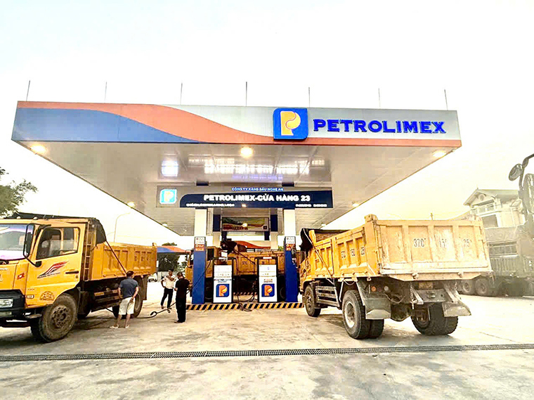 Nhân viên Petrolimex- Cửa hàng 23, trực thuộc Công ty Xăng dầu Nghệ An trả lại gần 8 triệu đồng khách chuyển nhầm