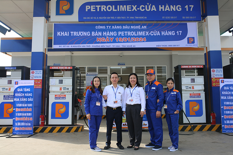 Khai trương bán hàng tại Petrolimex-Cửa hàng 17