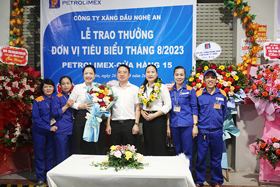 Tôn vinh Petrolimex-Cửa hàng 15 đạt đơn vị tiêu biểu tháng 8/2023