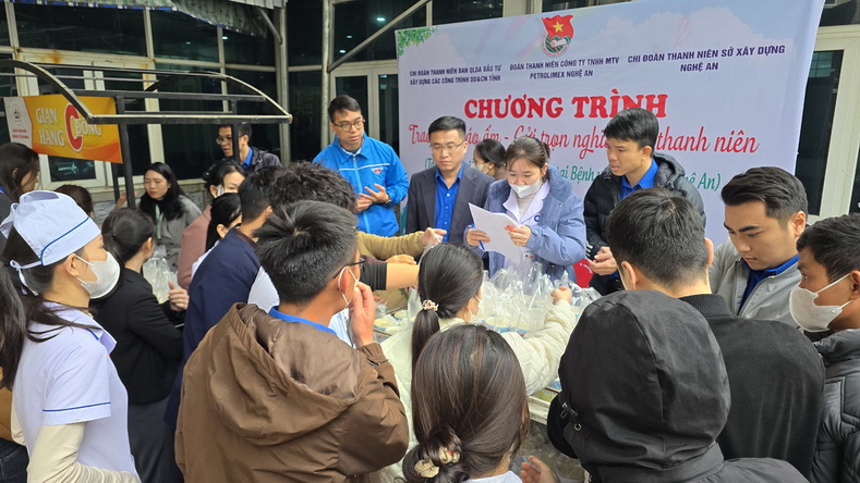 Đoàn Thanh niên Petrolimex Nghệ An trao: Bát cháo ấm - Gửi trọn nghĩa tình Thanh niên