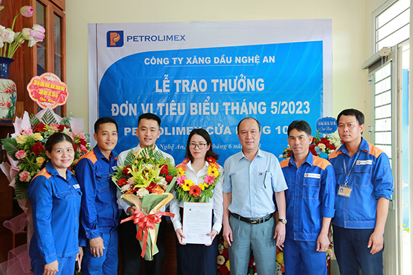 Tôn vinh Petrolimex-Cửa hàng 101 đạt đơn vị tiêu biểu tháng 5/2023