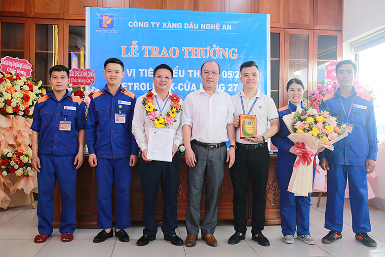Tôn vinh Petrolimex-Cửa hàng 27  đạt đơn vị tiêu biểu tháng 5/2024