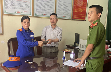 Nhân viên cửa hàng 11 nhặt được của rơi, trả người đánh mất.