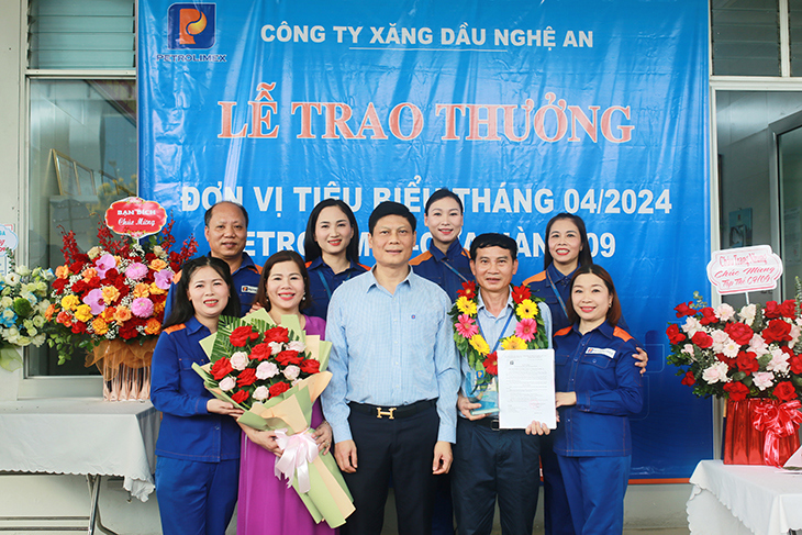 Tôn vinh Petrolimex-Cửa hàng 09  đạt đơn vị tiêu biểu tháng 4/2024