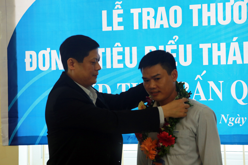 Trao thưởng đơn vị tiêu biểu tháng 2.2017 cho CHXD Thị trấn Quỳ Hợp