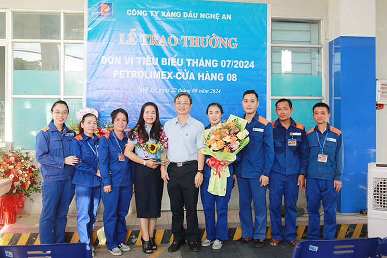 Tôn vinh Petrolimex-Cửa hàng 08 đạt đơn vị tiêu biểu tháng 7/2024