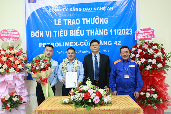 Tôn vinh Petrolimex-Cửa hàng 42 đạt đơn vị tiêu biểu tháng 11/2023