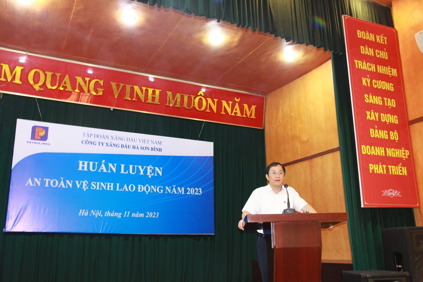 Huấn luyện an toàn vệ sinh lao động nhóm 3, 6 khối Cửa hàng Công ty trực tiếp quản lý