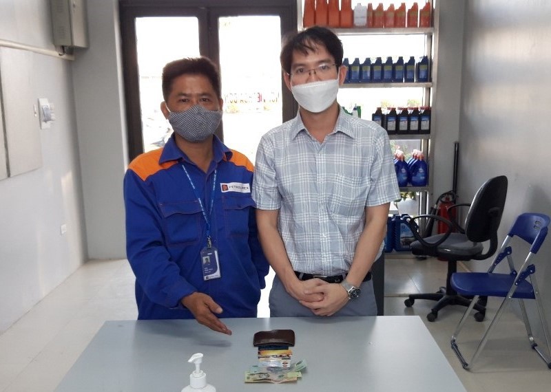 Anh Ngô Ngọc Phúc nhặt được ví rơi, trả lại người đánh mất tại CHXD số 41