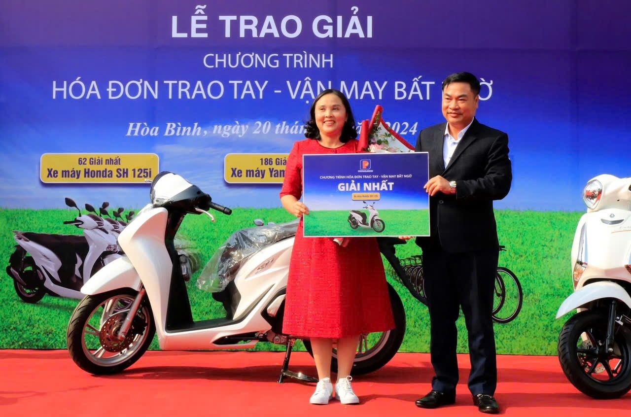 Lễ trao giải Chương trình "Hóa đơn trao tay – Vận may bất ngờ"  tại Chi nhánh xăng dầu Hòa Bình