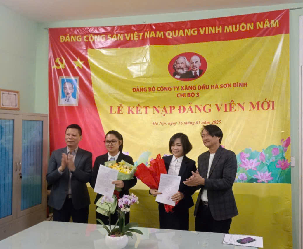 Chi bộ 3, Đảng bộ Công ty Xăng dầu Hà Sơn Bình tổ chức Lễ kết nạp đảng viên mới