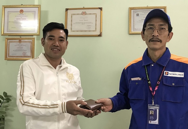 Anh Nguyễn Hữu Toàn trả lại ví khách hàng đánh rơi tại Petrolimex – Cửa hàng 23