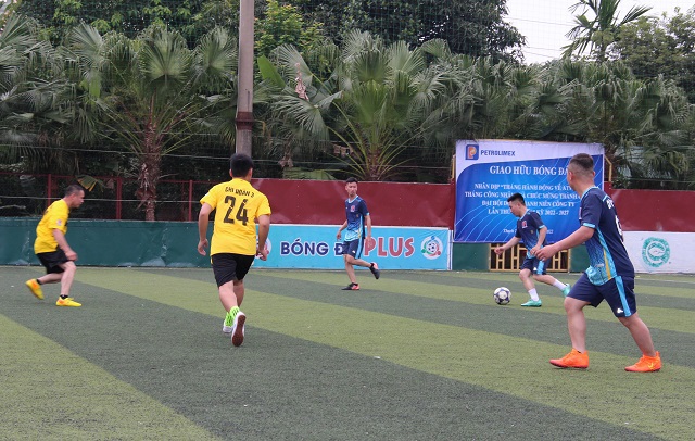 Giao hữu bóng đá giữa cán bộ công nhân viên khối cửa hàng Sơn Tây và Hà Đông