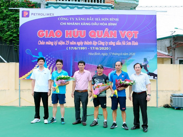 Thi đấu giao hữu quần vợt chào mừng ngày thành lập Công ty