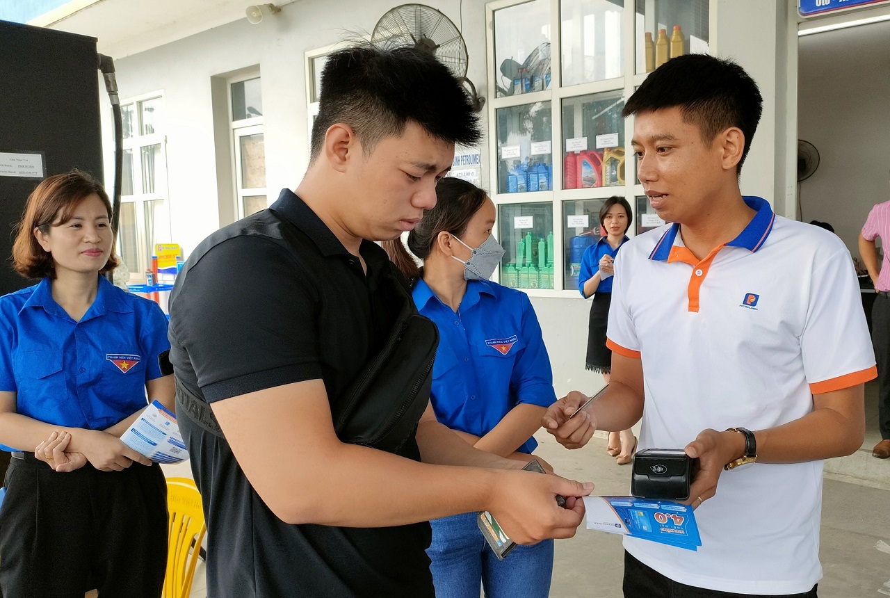 Đoàn thanh niên Petrolimex Hà Sơn Bình đẩy mạnh công tác bán hàng TTKTM