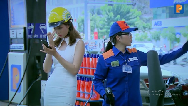 Tình huống 5/15: Nhân viên bán hàng bơm nhầm chủng loại xăng