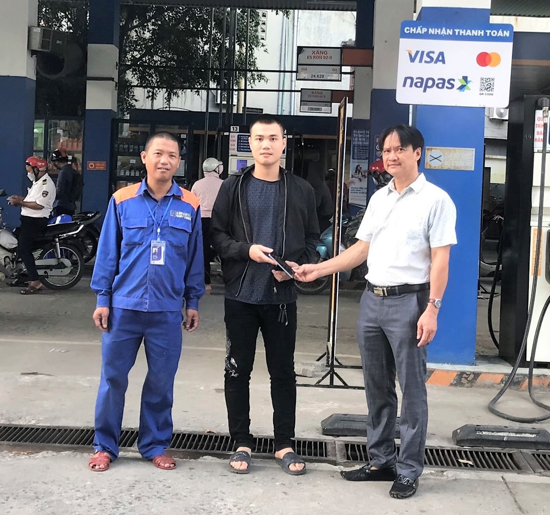 Anh Nguyễn Duy Thịnh nhặt được tài sản, trả lại người đánh rơi tại CHXD 23