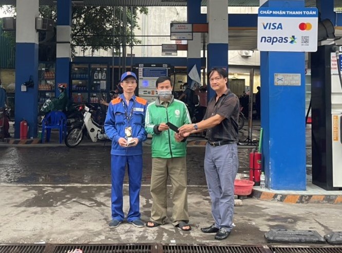 Anh Bình – Cửa hàng 23 trả lại điện thoại khách hàng đánh rơi