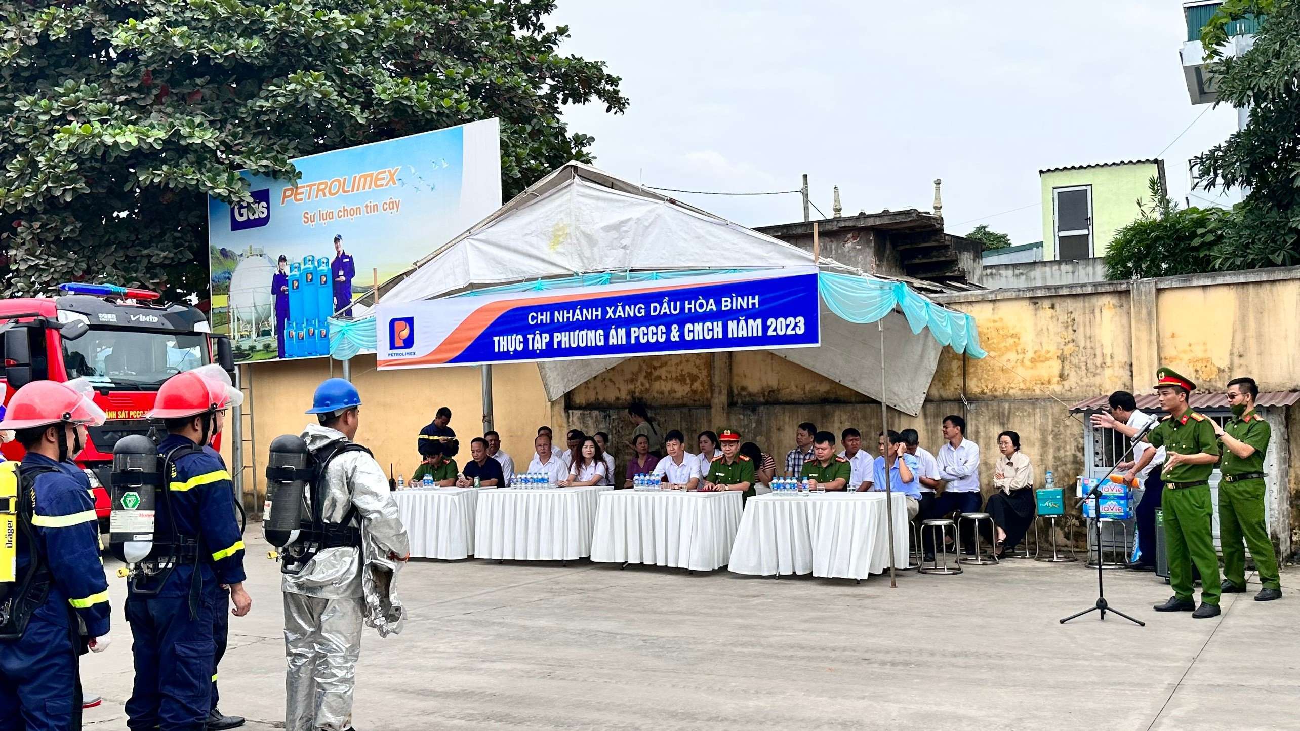 Chi nhánh Xăng dầu Hòa Bình tổ chức thực tập phương án chữa cháy và cứu nạn, cứu hộ tại cửa hàng xăng dầu