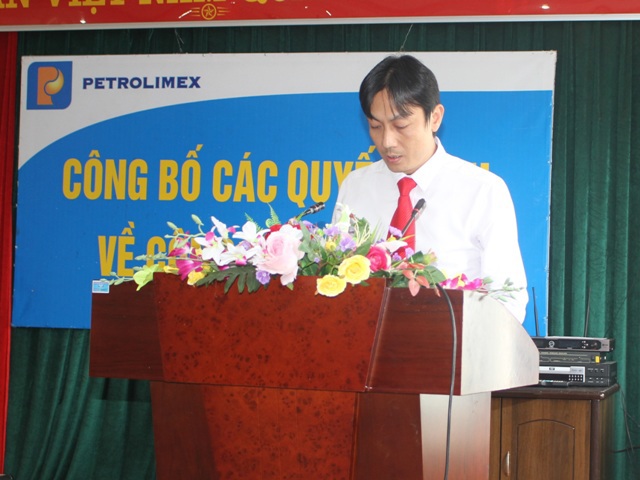 Công bố và trao các quyết định về công tác cán bộ Chi nhánh Xăng dầu Sơn La.