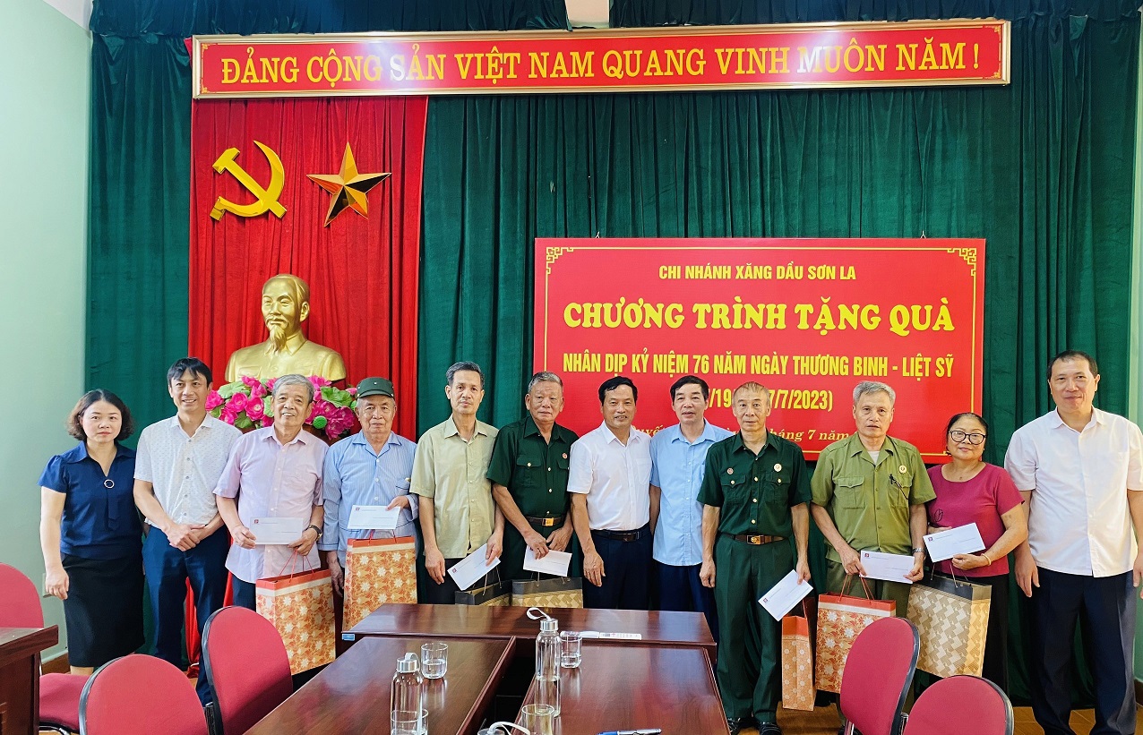Chi nhánh Xăng dầu Sơn La thăm hỏi, tặng quà cho các thương bệnh binh, các gia đình chính sách tại xã Chiềng Khoong, Huyện Sông Mã, Tỉnh Sơn La