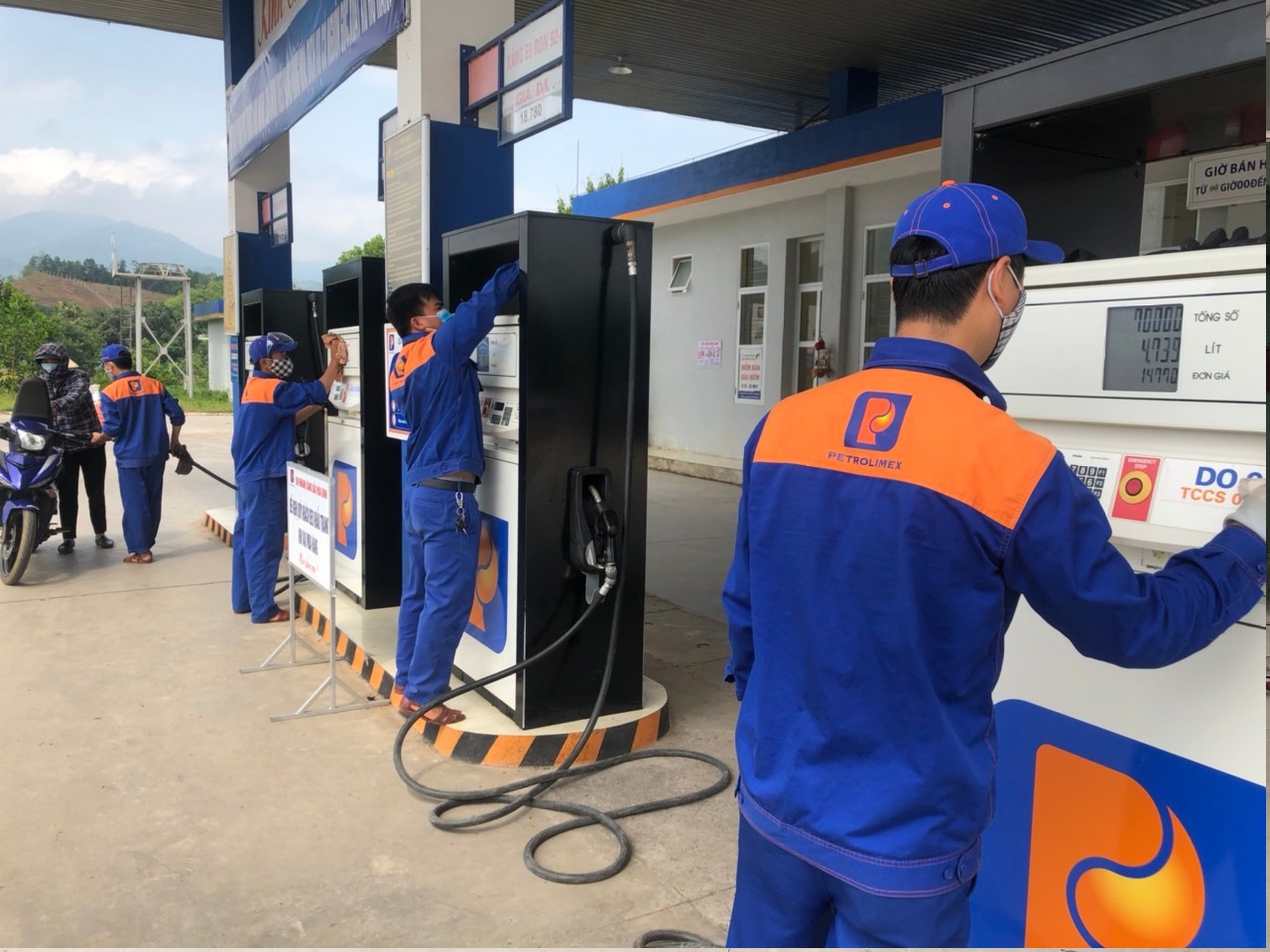 CĐCS thành viên CNXD Hòa Bình tích cực hưởng ứng Tháng công nhân và Tháng hành động về ATVSLĐ