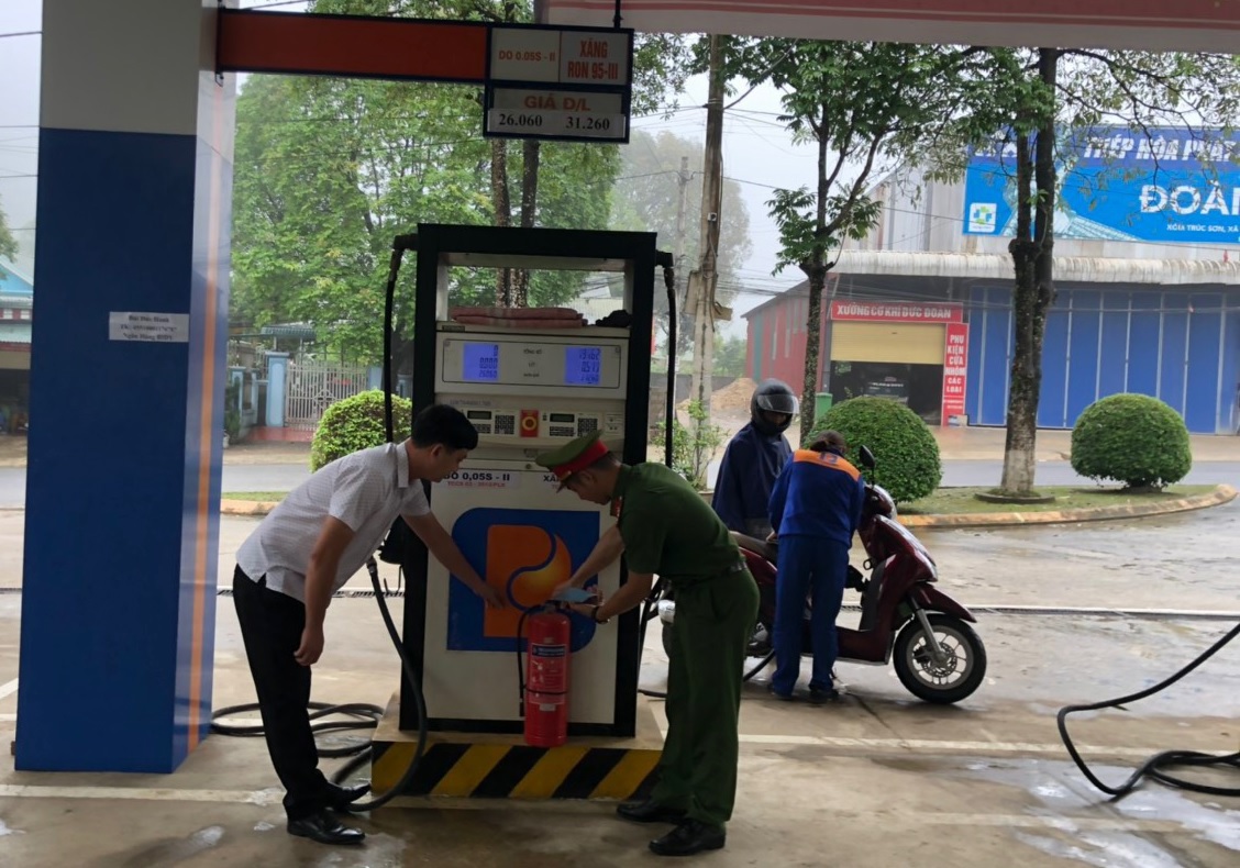Hướng về cơ sở, thiết thực vì người lao động trong tháng công nhân