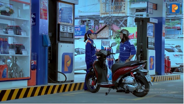 Tình huống 12/15: Khách hàng sử dụng điện thoại di động khi mua hàng