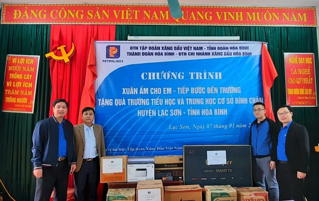 “Xuân ấm cho em – Tiếp bước đến trường” tới các trường vùng khó khăn tỉnh Hoà Bình