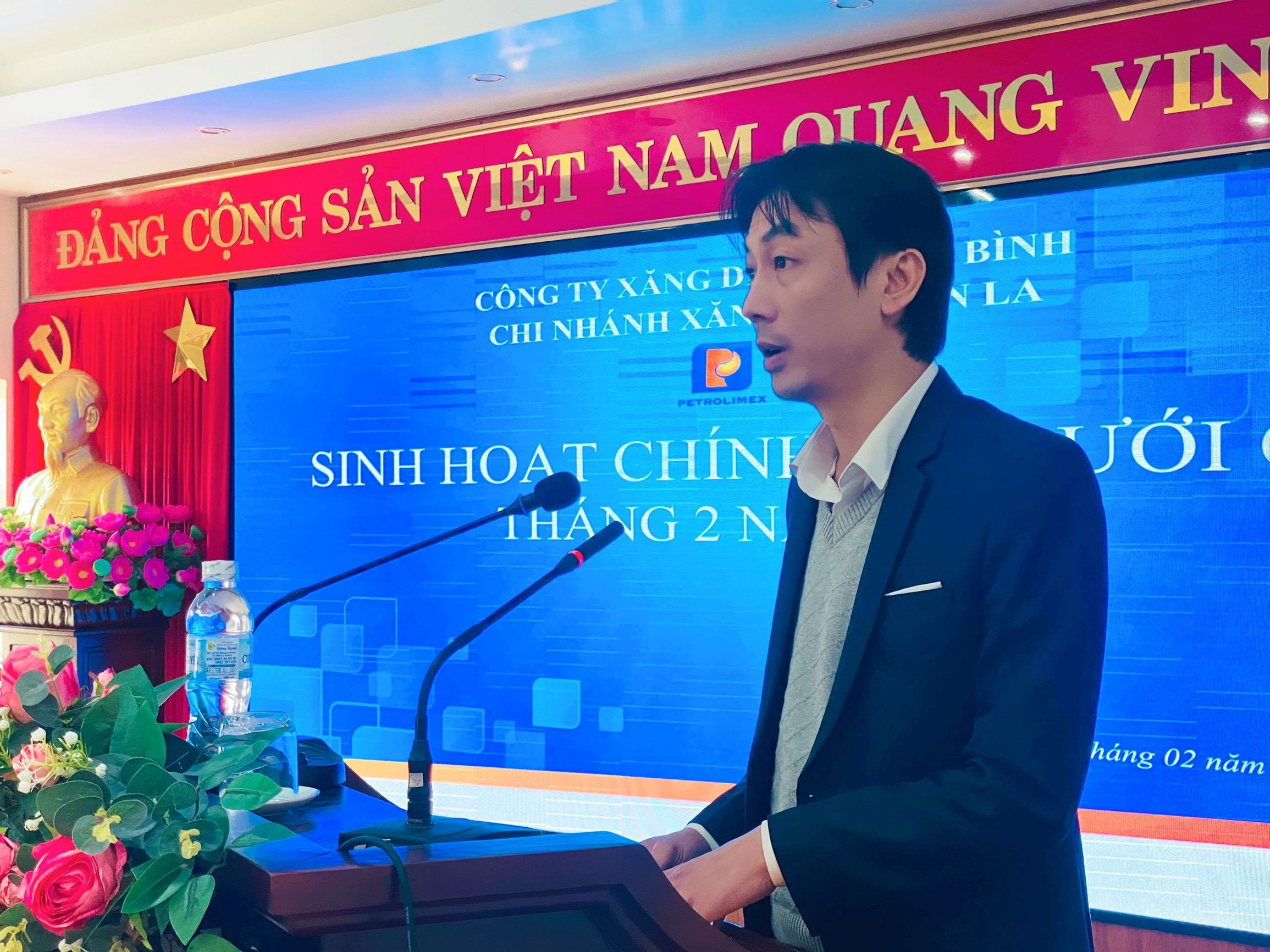 Chi nhánh Xăng dầu Sơn La tuyên truyền bài viết của Tổng Bí thư Nguyễn Phú Trọng nhân kỷ niệm 94 năm Ngày thành lập Đảng Cộng sản Việt Nam trong buổi sinh hoạt chính trị dưới cờ tháng 2 năm 2024