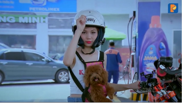 Tình huống 11/15: Bơm xăng tràn ra xe của khách hàng