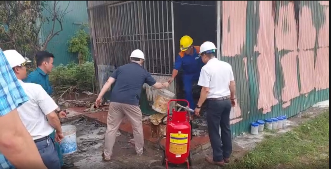 Xí nghiệp Xăng dầu K133 hỗ trợ địa phương trong công tác chữa cháy